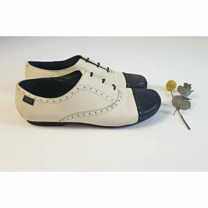 Camper pre-owned white leather lace up flat shoes with black toe size 41