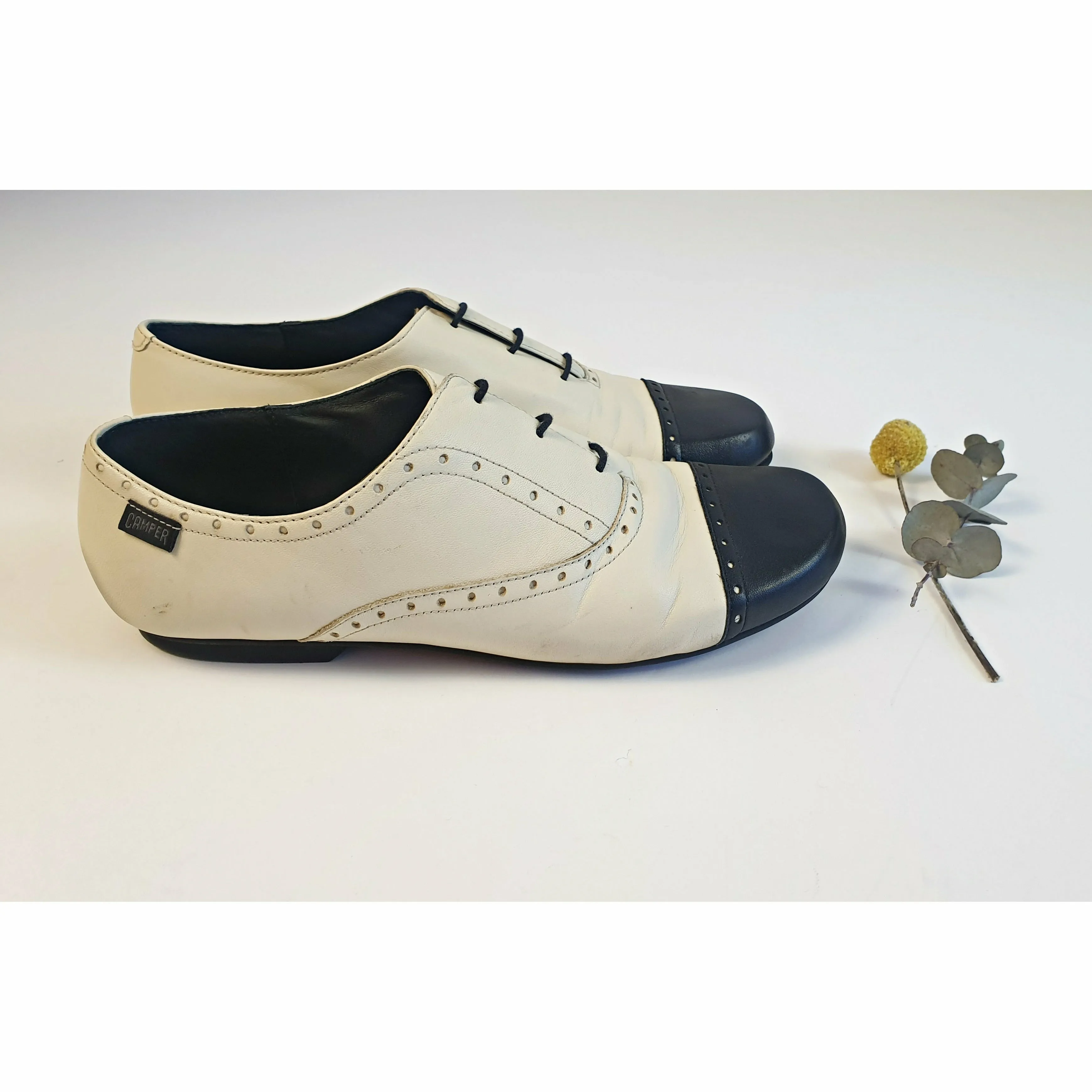 Camper pre-owned white leather lace up flat shoes with black toe size 41