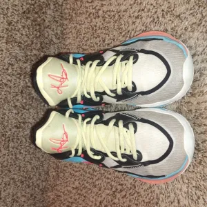 Nike Kyrie Infinity SE Basketball Shoes Size 4.5Y DJ1172-112 GS Yellow Blue